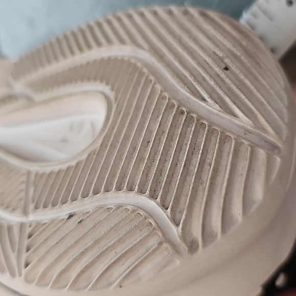 Black nike's HYPERF3SH Sneakers. Size 8.5. Black With White Dots. Very Good Used - Picture 8 of 10